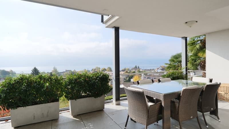 Gedeckter, grosser Balkon