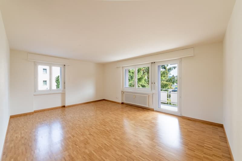 Helle 4.5 Zi-Wohnung mit Balkon und Parkettböden an ruhiger Lage (1)