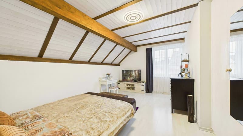 Maison familiale harmonieuse avec jardin, piscine et confort réfléchi (17)
