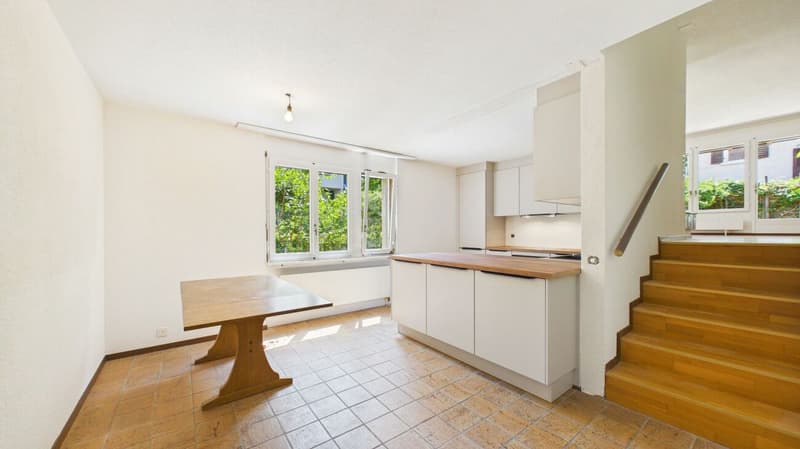Charmantes 4.5-Zimmer-Doppeleinfamilienhaus mit neuer Küche, Garten und Cheminée (5)