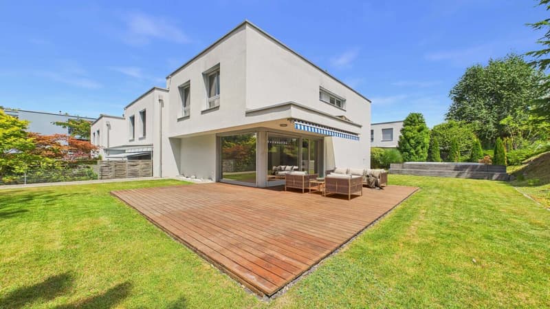 Grosszügiges Wohnen mit Garten, Pool und Privatsphäre (2)
