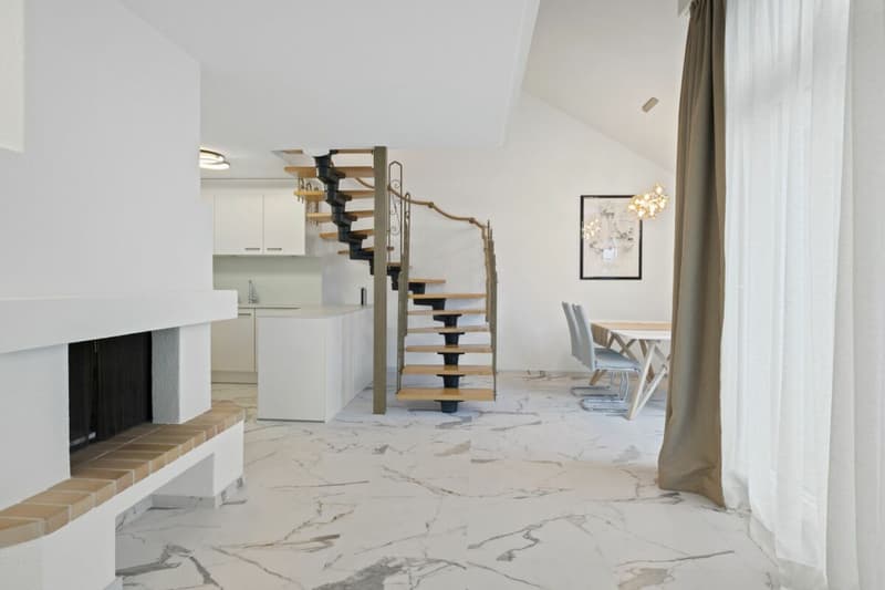 Renovierte Maisonette-Wohnung im Baurecht - Zentral gelegen mit Aussicht und Cheminée (2)
