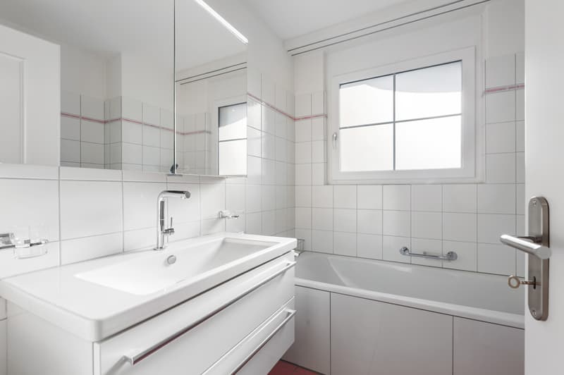 Modernes Badezimmer mit zeitgemässer Ausstattung