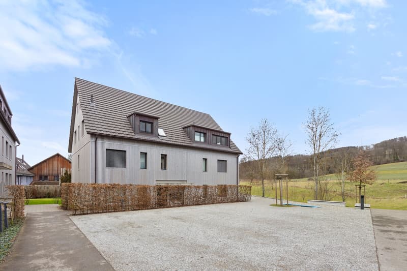 Moderne und zeitlose Architektur des im Jahr 2020 erbauten Mehrfamilienhauses in ruhiger Wohnlage von Weinfelden.