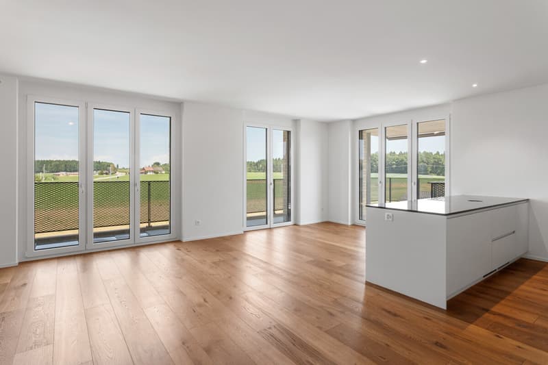 Bodentiefe Fenster sorgen für ein lichtdurchflutetes Wohngefühl.