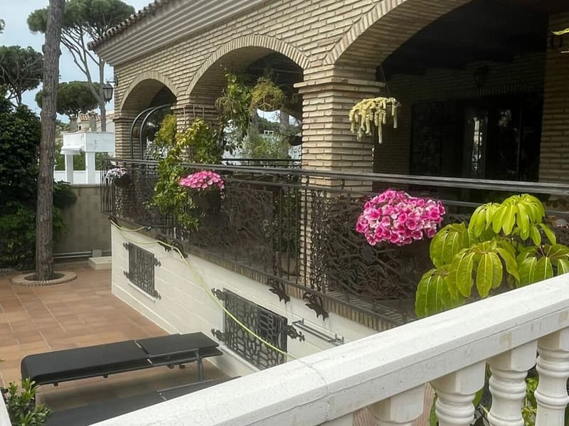 Exklusive und hochwertig renovierte Villa in begehrter Lage im Süden Spaniens (2)