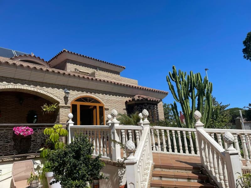 Exklusive und hochwertig renovierte Villa in begehrter Lage im Süden Spaniens (1)
