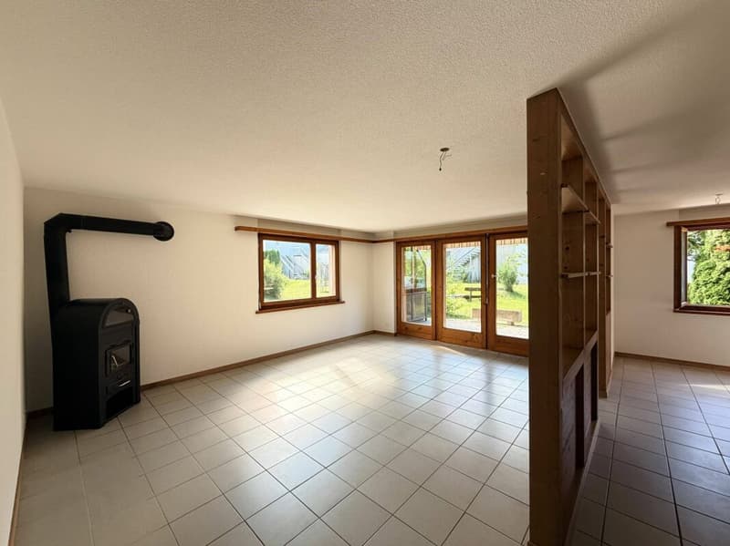 Solide 3,5-Zimmer-Wohnung mit schönem Balkon und Tiefgaragenstellplatz in Matten bei Interlaken (2)