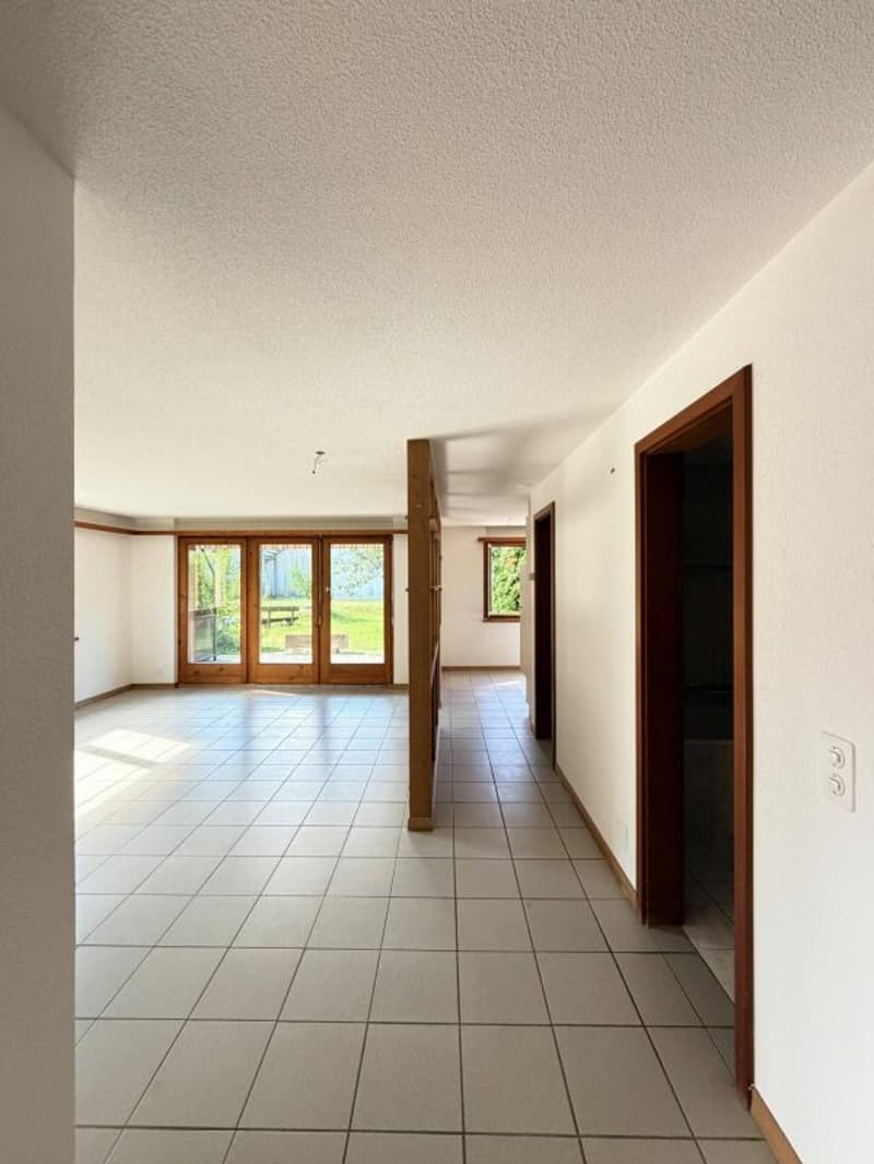 Solide 3,5-Zimmer-Wohnung mit schönem Balkon und Tiefgaragenstellplatz in Matten bei Interlaken (3)