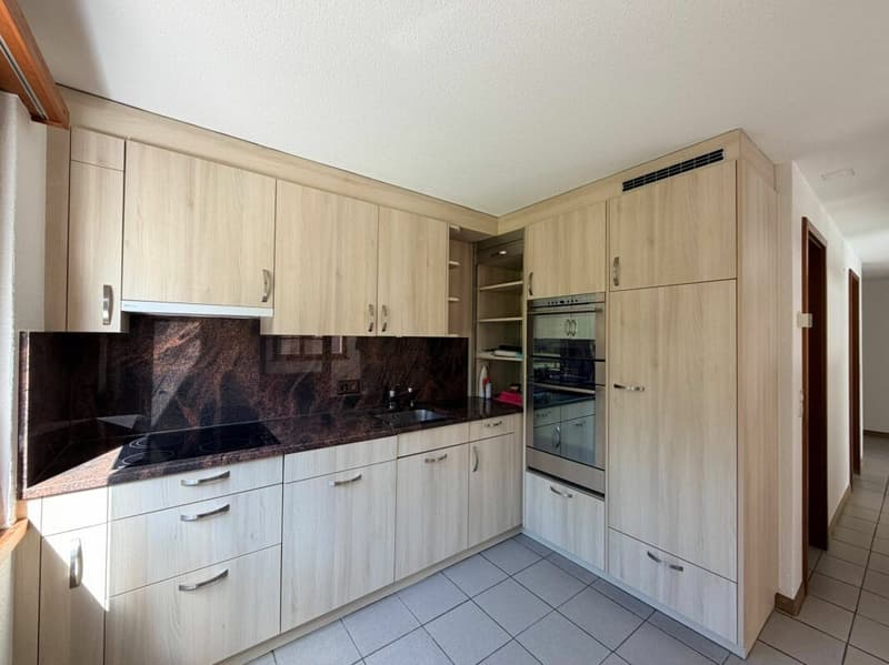 Solide 3,5-Zimmer-Wohnung mit schöner Terrasse und EHP in Interlaken (9)