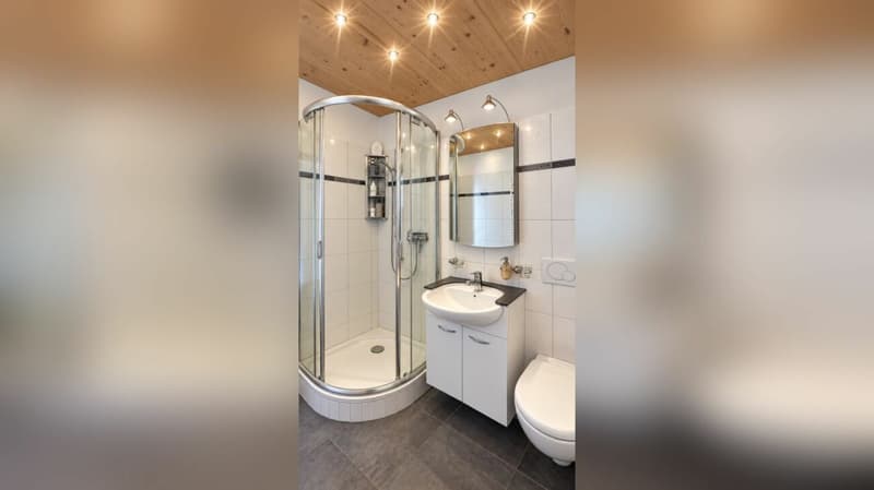 3.5 Zimmer Dachgeschosswohnung mitten im Zentrum von Klosters Platz (10)