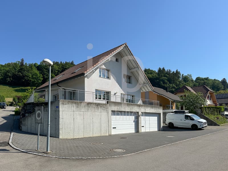 Neuwertiges 6-Zimmer Familienhaus mit Garage für vier Fahrzeuge (1)