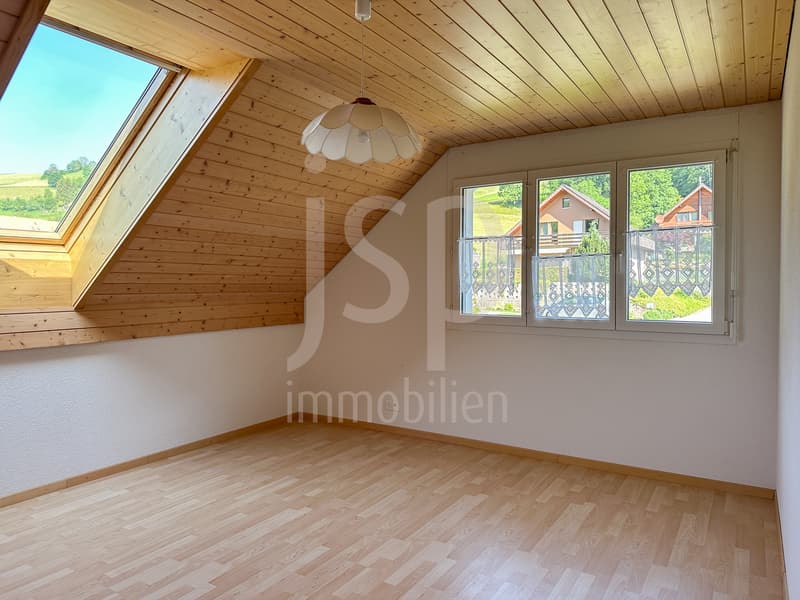 Neuwertiges 6-Zimmer Familienhaus mit Garage für vier Fahrzeuge (6)