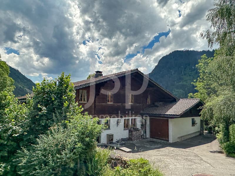 Stilvolles Simmentaler Haus mit unverbaubarem Ausblick am Bach (2)
