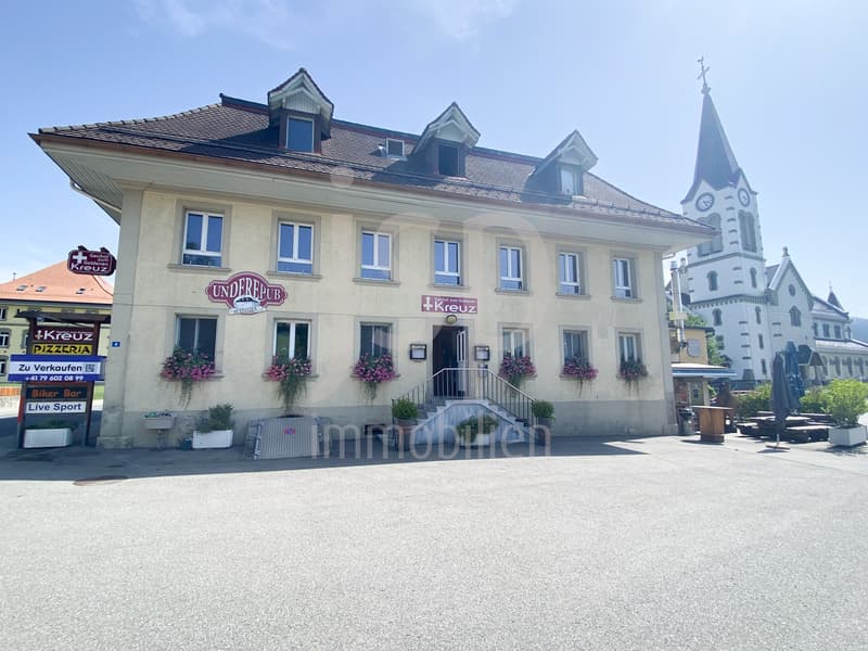 Mitten im Dorfzentrum von Plaffeien das Restaurant zum goldenen Kreuz (3)
