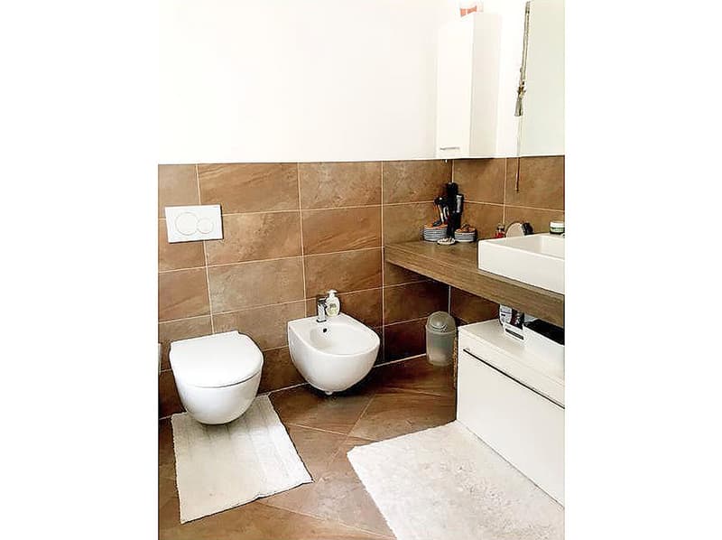 bagno finestrato con bidet e vasca idromassaggio