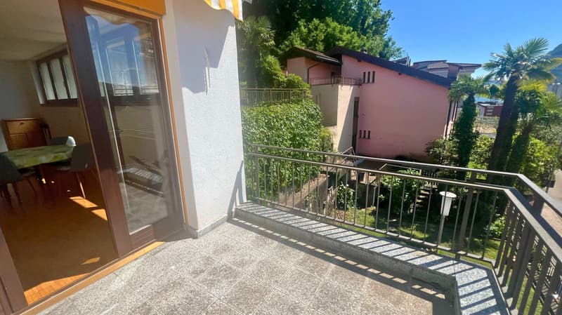 AMPIO 2.5 CON TERRAZZINO E PARZIALE VISTA LAGO CON POSTO AUTO (10)