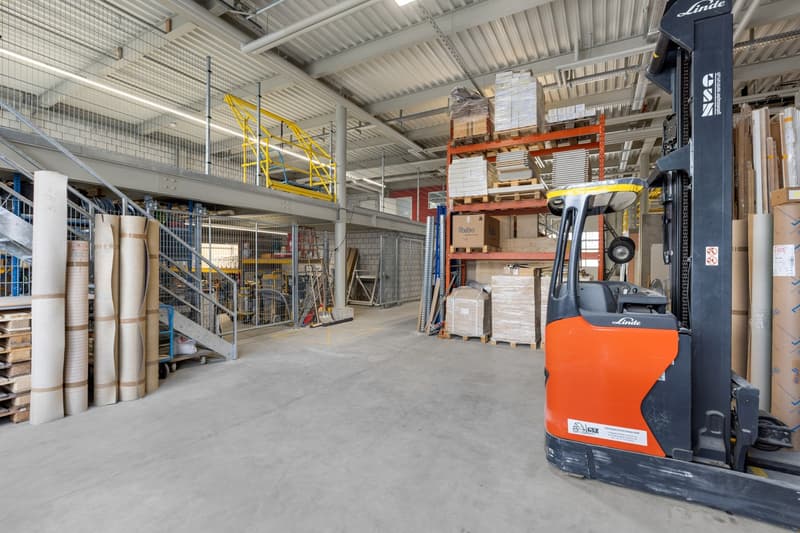 Espaces commerciaux flexibles avec stockage, bureaux et salles d'exposition à Ittigen près de Berne (2)