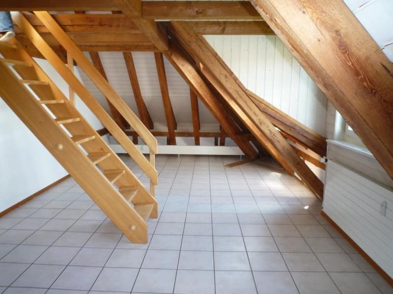 Raum mit Treppe zur Galerie
