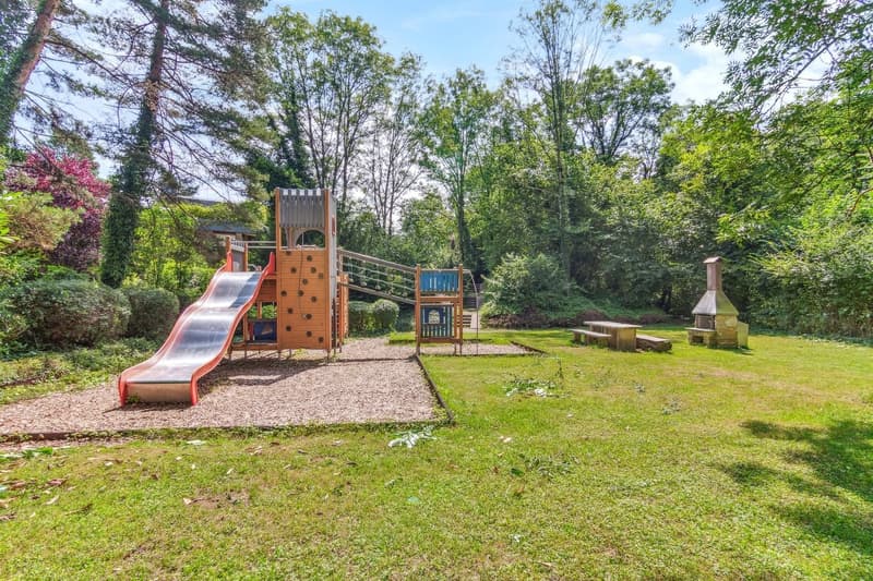 Spielplatz und Grill