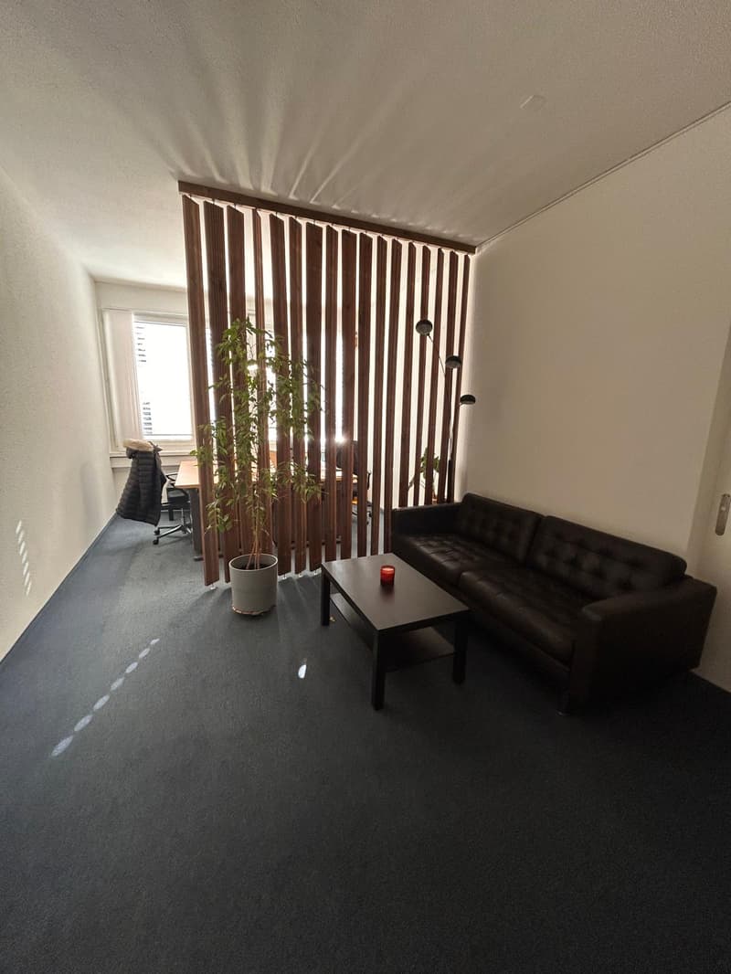 Espace de bureau bien desservi (4)