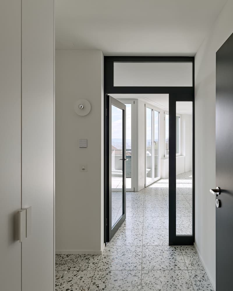 1.5-Zimmer Studio mit atemberaubender See- und Stadtsicht (2)