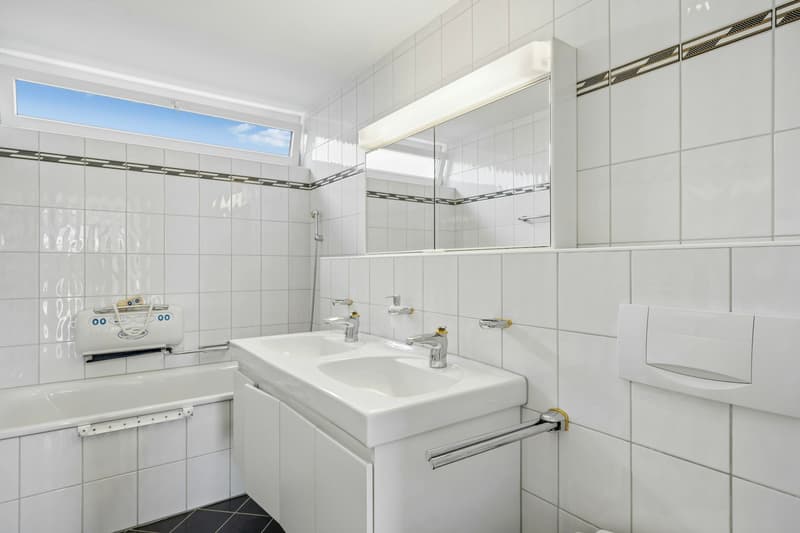 Grosszügige 3½-Zimmer-Eigentumswohnung mit verglastem Balkon und schöner Weitsicht (10)