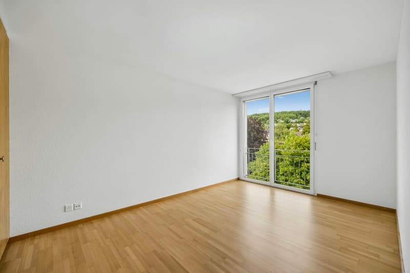 Grosszügige 3½-Zimmer-Eigentumswohnung mit verglastem Balkon und schöner Weitsicht (4)