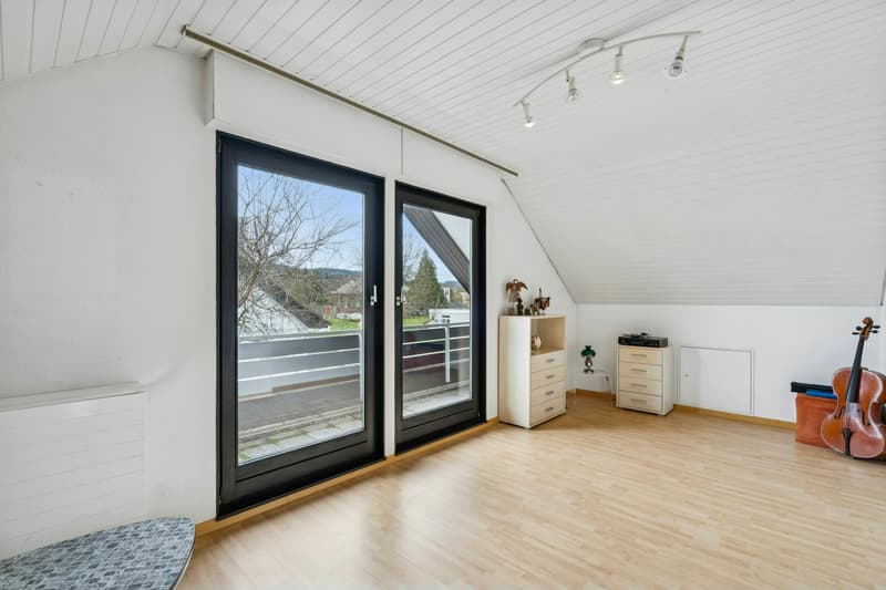 Zimmer mit Balkon im Dachgeschoss