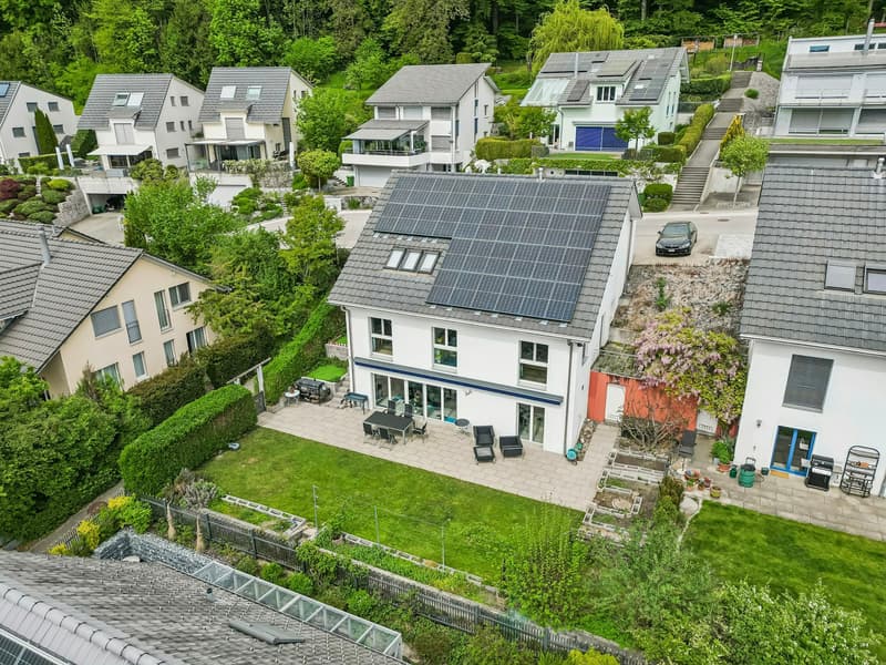5.5-Zimmer-Einfamilienhaus an erhöhter und begehrter Lage mit Umschwung (5)
