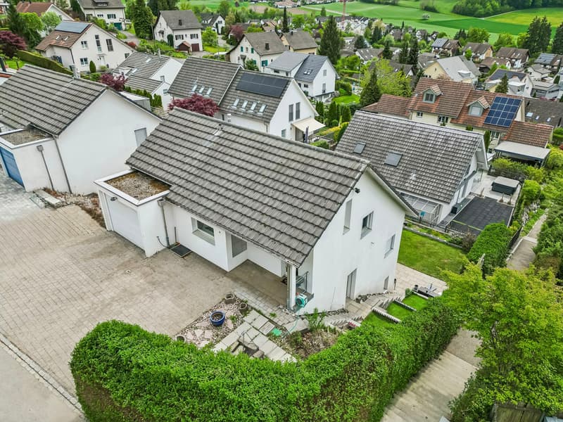 5.5-Zimmer-Einfamilienhaus an erhöhter und begehrter Lage mit Umschwung (2)