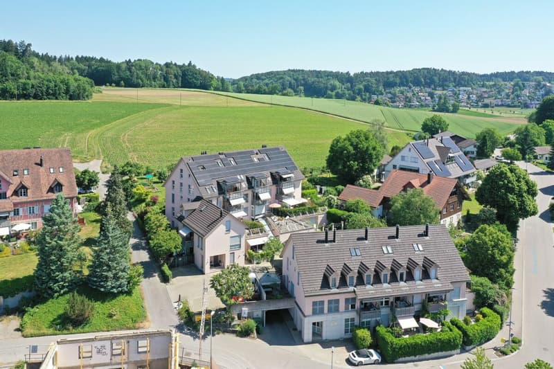 Attraktive 2.5-Dachzimmerwohnung mit genialer Weitsicht auf die Berge (2)