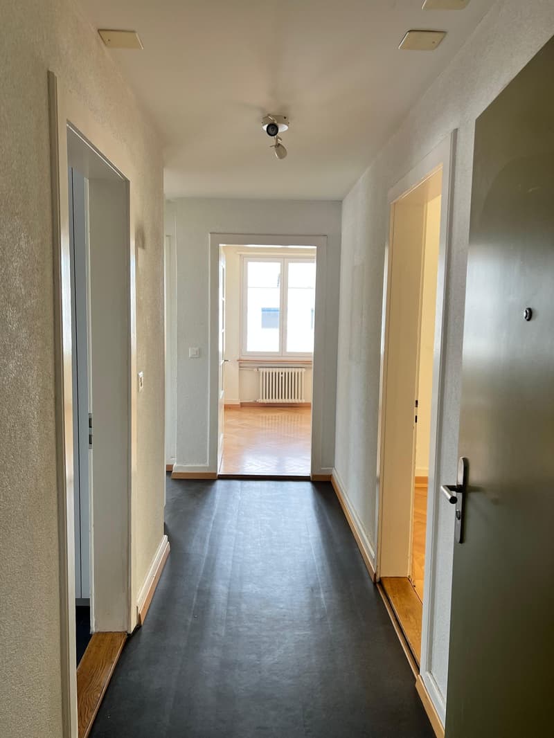 Helle 4-Zimmer-Wohnung mit Balkon an ruhiger Lage in Zürich-Wollishofen (2)