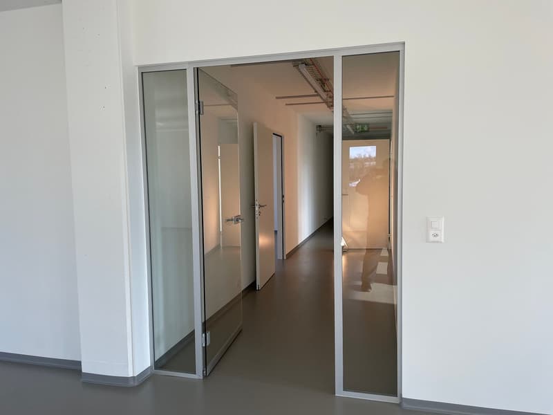 Bureau, local commercial de 85m2 dans la zone aéroportuaire de Rümlang à louer immédiatement (4)