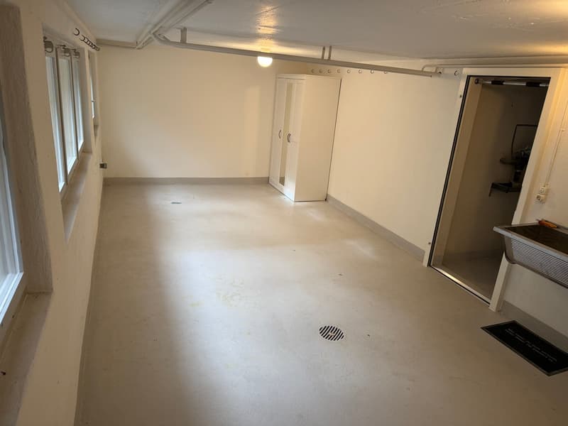 Grosszügiger, geheizter Bastelraum, Strom- Wasseranschluss an zentraler Lage, Parkplatz aktuell frei (3)