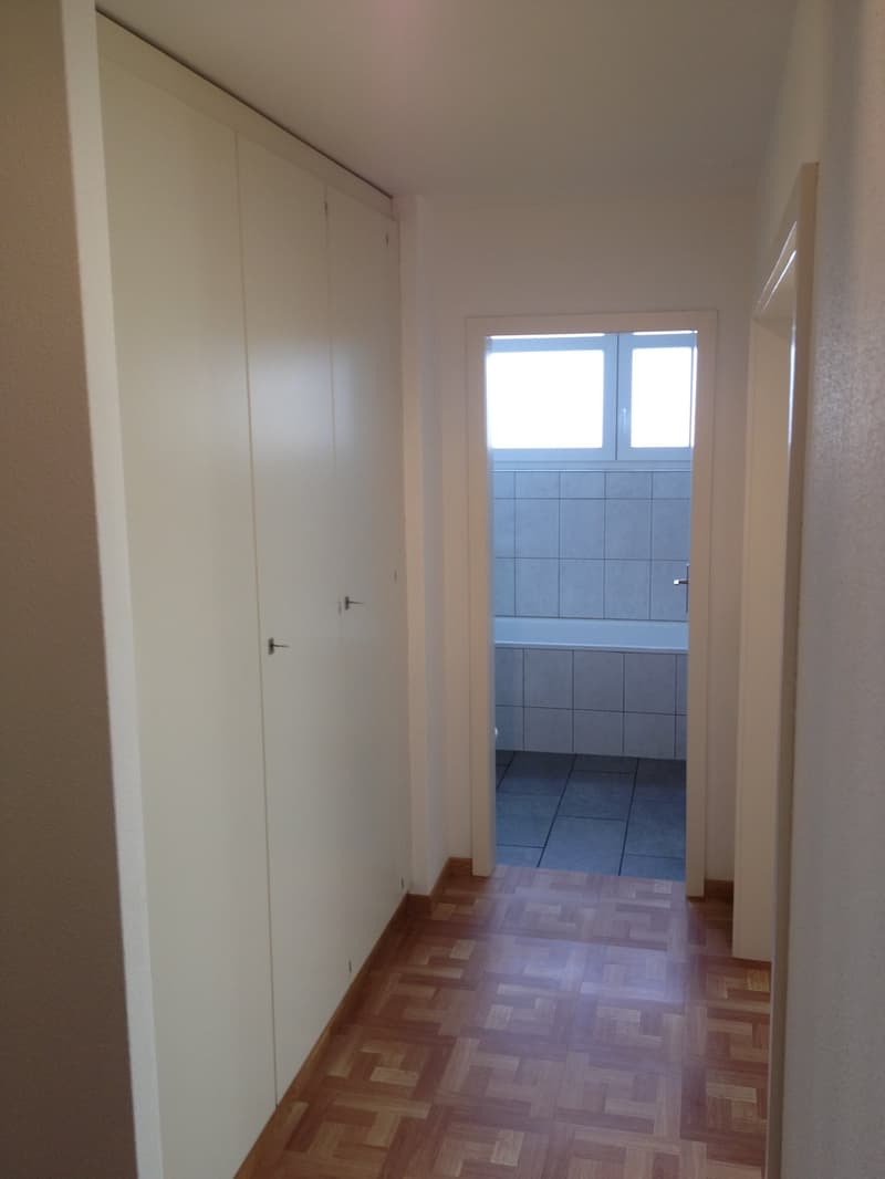 Der Korridor mit dem praktischen Einbauschrank