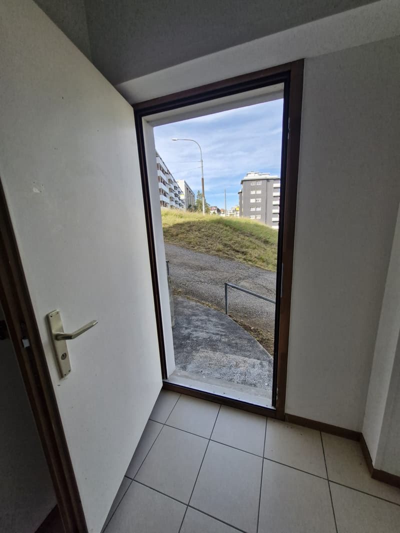 Jolie 2.5-pièce Apartement moderne avec balcon + entrée séparée (11)