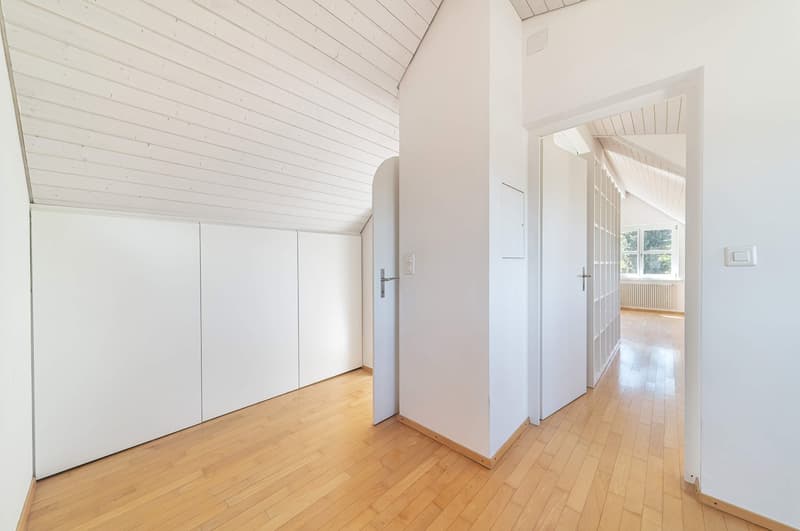 Wohnen mit viel Privatsphäre – Freistehendes 7-Zimmer-Einfamilienhaus mit grossem Garten (13)