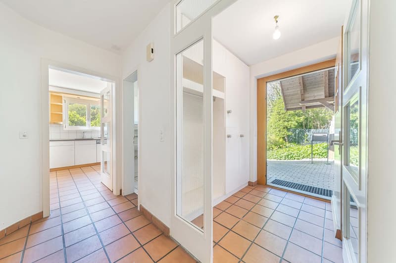 Wohnen mit viel Privatsphäre – Freistehendes 7-Zimmer-Einfamilienhaus mit grossem Garten (8)