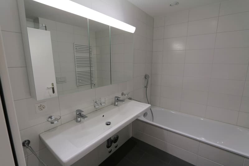 Grosses Bad Mit Badewanne und DU