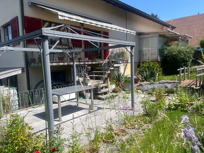 Teilanicht Balkon mit Abgang zum Garten mit Pavillon