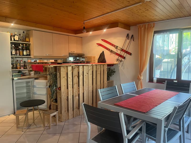 Teilansicht Einliegerwohnung im UG; Küche mit Bar (Prosit!)