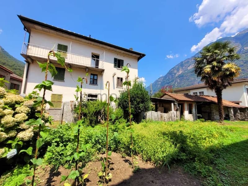 10 Zimmer Doppelhaus mit Garten und 2 separaten Rusticos an idyllischer Lage in Iragna 8