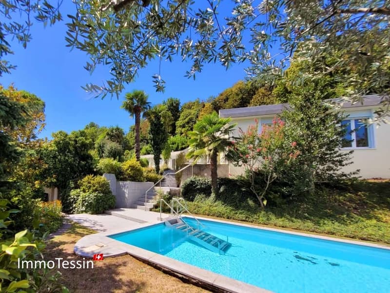 GELEGENHEIT Traumhaft elegante Villa mit Pool & 100% Privacy an bester Lage in Carona zu verkaufen