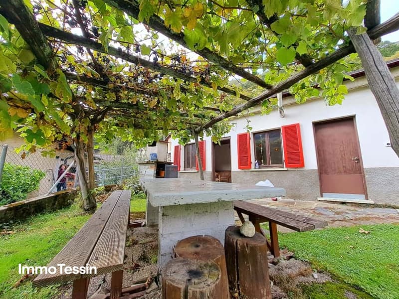 Charmantes Tessiner Haus mit großem Garten Grotto und Panoramablick auf die Berge 2
