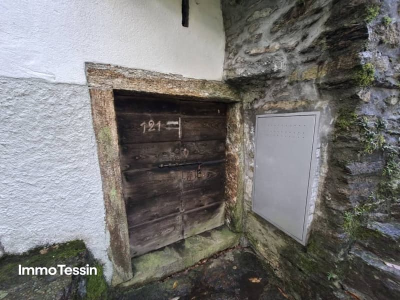 Echtes, charakteristisches Rustico mit Wasser- und Stromanschluss, nur wenige Gehminuten ab Straße, in ruhiger Lage im Grünen 11