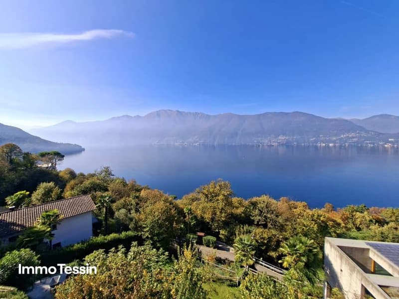 Villa mit Pool und grenzenlosem Blick auf den Lago Maggiore 1