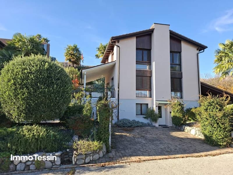 Grosszügiges Einfamilienhaus mit traumhafter Seesicht, ruhiger Lage und Nähe zum Golfplatz Lugano-Magliaso 1