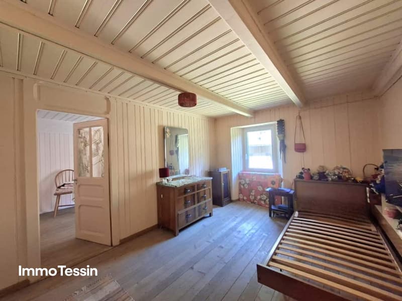 Typisches Haus im Leventina Stil in Ambrì-Piotta nahe Eisbahn mit Garten 1