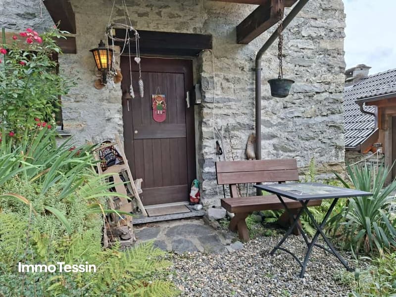 Sehr gemütliches Rustico mit Loggia und Garten an ruhiger und sonniger Bergsichtlage 5